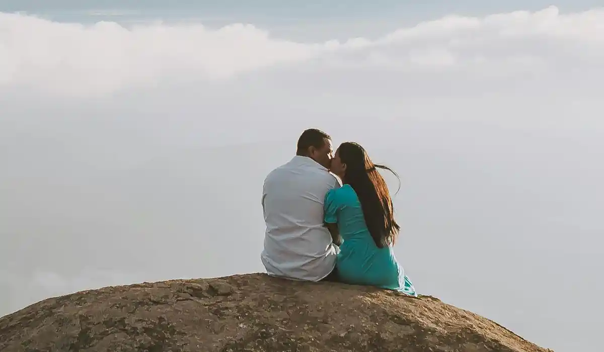 সুন্দর মেয়ে প্রোফাইল পিক শান্ত চোখ